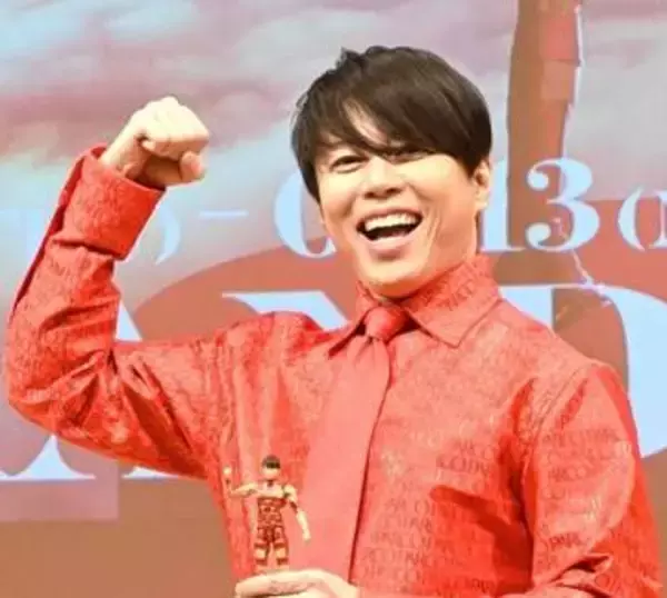 「HOT LIMITスーツ」はギリOK！　西川貴教、黒テープぐるぐる巻きの攻めすぎ衣装でNHK歌番組に出演　ネット興奮「もうこれはアニキの正装」