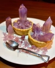 「食べられる鉱物作ってしまった…」！？　輝くピンク色のスイーツ、イメージしたのは？「美味しそう＆美しい」