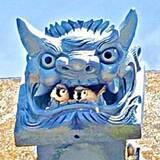 「恐ろしい形相の鬼瓦の口から顔をのぞかせるのは…愛らしいスズメさんたち！ 「人気の物件だ（笑）」「守護されてるから安心安全」」の画像1