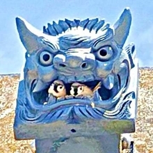 恐ろしい形相の鬼瓦の口から顔をのぞかせるのは…愛らしいスズメさんたち！ 「人気の物件だ（笑）」「守護されてるから安心安全」