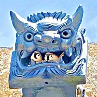 恐ろしい形相の鬼瓦の口から顔をのぞかせるのは…愛らしいスズメさんたち！ 「人気の物件だ（笑）」「守護されてるから安心安全」