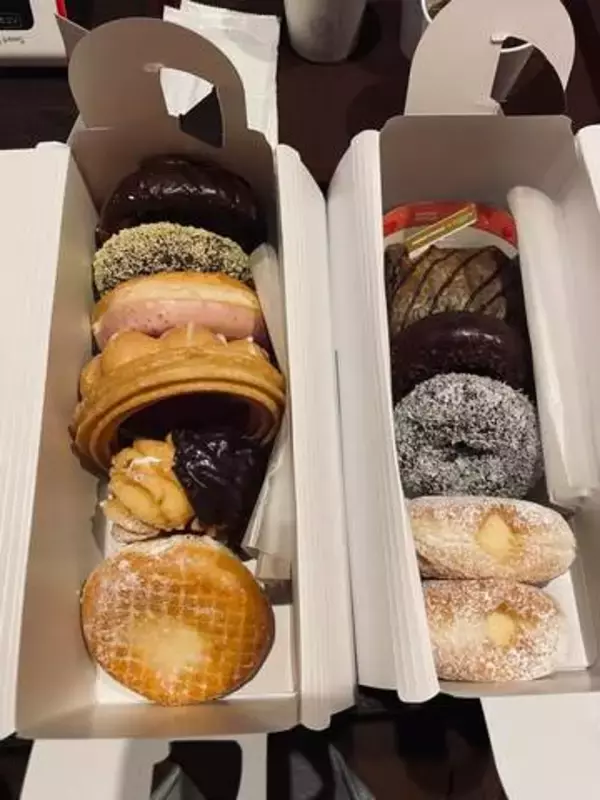ミスド2箱12個を食前ルーティンで撮影　23分後、ドーナツはどこへ消えた？　「最高のストレス発散」「私もやりたい！」と共感続出