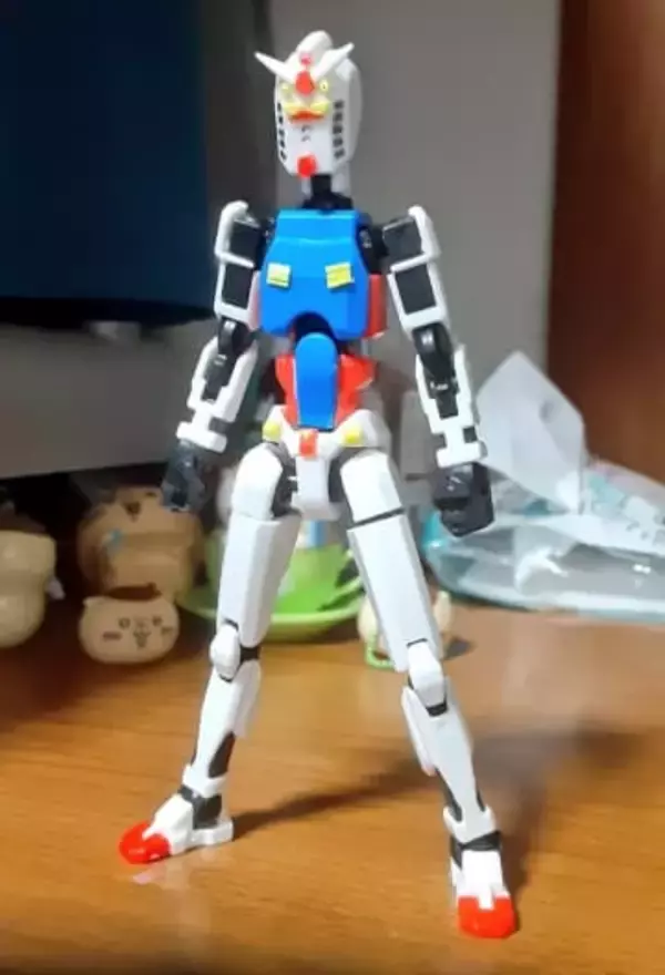 100均フィギュアを組み替え→“コレジャナイガンダム”に変身　材料費440円…パーツがついていた“枠”使い、胸ダクトやアンテナを手作業再現