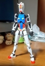 100均フィギュアを組み替え→“コレジャナイガンダム”に変身　材料費440円…パーツがついていた“枠”使い、胸ダクトやアンテナを手作業再現