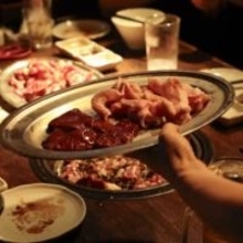 焼肉食べ放題で、会計のときに言われた「食べ残しは罰金1000円」　レジ横の貼り紙だけって……これはアリなの？【弁護士が解説】