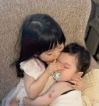 「指先まで母性が溢れてる♡」　ゼロ歳児を寝かしつける2歳姉　ママを真似た優しい動作にほっこり