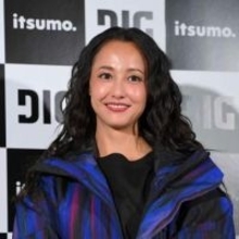 「ぶっ飛んで可愛いー！！」39歳女優、黒ミニスカ近影が話題　人気写真家と京都で2ショット「すごく感動…また来たい」