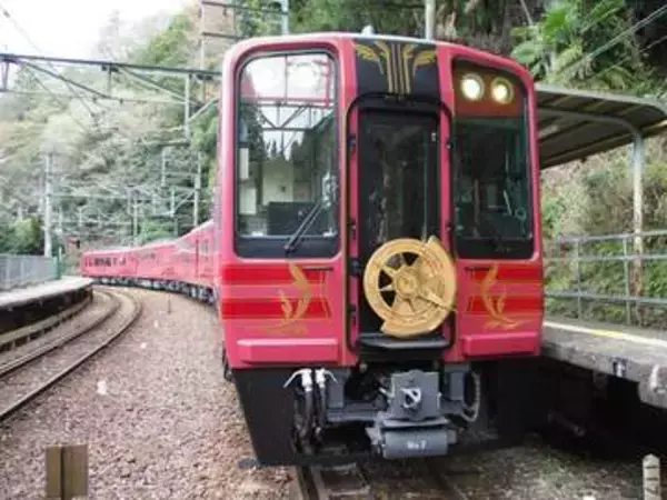 なんばから高野山へ、南海の新観光列車が運行スタート　ラグジュアリーなソファー席、豪華な食事で絶景鑑賞