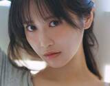 「夕日を浴びて振り返る姿は女神のよう　STU48中村舞の背中がきれい　ロングヘアをバッサリ切った2nd写真集」の画像1