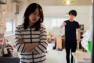 妻の浮気行動パターンを徹底解説！兆候・原因・対処法のすべて　夫の予定を必要以上に知りたがる、スマホを常に手元に…