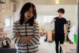 妻の浮気行動パターンを徹底解説！兆候・原因・対処法のすべて　夫の予定を必要以上に知りたがる、スマホを常に手元に…