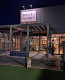 「「せっかくドッグラン来たのに…」フェンス越しに犬が見つめていたのは？「美味しい匂いには負けるワンね」」の画像1