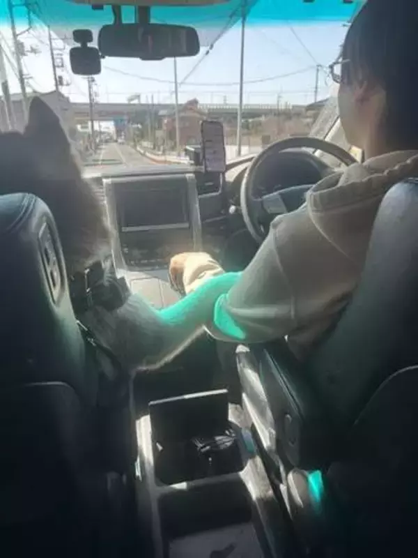 まるでドライブデート？助手席に座った犬が……「浮気の決定的瞬間」「彼女みたいww」