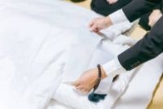 故人の顔に白い布をかけるのはなぜ？「外してもいいの？」古来からの風習と実用的な理由【葬儀社が解説】