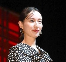 「え！？何！？」「すごい攻めてる！」戸田恵梨香、印象激変の近影にSNS驚愕　Netflixドラマで伝説の占い師・細木数子に