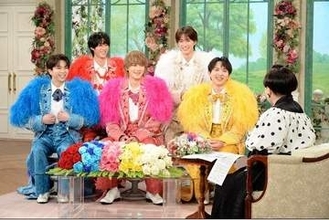 「ビジュイイじゃん！」爆裂人気の5人組がカラフル衣装で番組初登場　決めポーズ連発で盛り上がりすぎて滅！？【徹子の部屋】