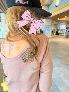 ピンクのトップスにちょこん　かわいい訪問者が右肩に５分間滞在　「ディズニーの世界観！」とびっくり