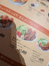 コメダ「まじでふざけんなw」　ヒレカツを注文したら→想像の2～3倍のボリュームに仰天「まんぷくというよりはち切れプレート」