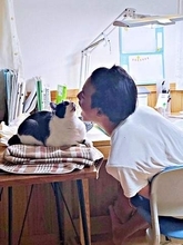 受験勉強の合間にちょいちょい「猫」をはさむ男子高校生　顔をうずめる様子に「猫吸い休憩大事」「エナドリより効く」「これなら頑張れますね」