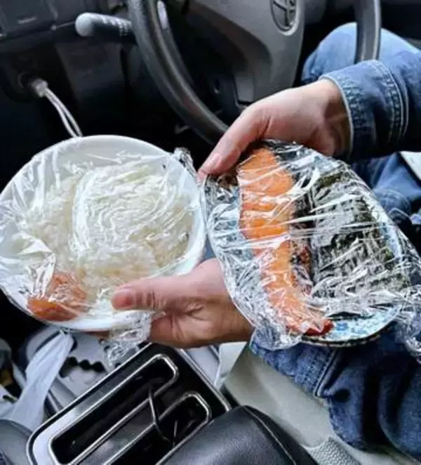 「昨日の残り物っす」→新人の弁当がまさかの“直皿”スタイルでびっくり　食器ごと持参に「ワイルド」「大物の予感」12万いいね