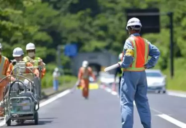 「まさに職人技」道路の白線工事で23歳若手が見せた足さばき「いつまでも見てられる」