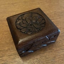 夫が小4の時に作った木箱→40年を経て、妻が入れているのは……　愛用する姿に称賛の声「中学生の時に作ったのを子どもたちが」「将来の妻が使うなんて思わなかったろうなぁ」