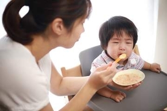 「そこかーーッ！」トマトが苦手なはずの1歳息子　家では食べないのに保育園では完食　理由は味ではなく…母、真相を知って横転