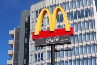 マックカフェでロールケーキを注文→厨房から「俺やったことない…」　受け取った一皿に15万いいね「よう頑張った」「店員さんに拍手を」