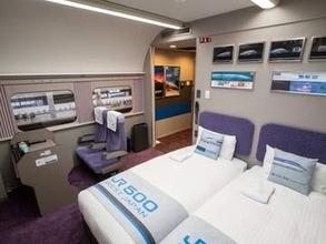 部屋に入る前から「うわぁ、これガチじゃん」　ホテルがまるで新幹線　「JR WEST JAPAN」のロゴ、「こだま」のプレート…「想像以上に500系」