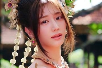 「どれだけ脚が長いの」「日本の国宝」 エメラルドグリーンのビキニに完璧ボディライン　9頭身美女の最後のグラビア映像作品「君の名は永遠」