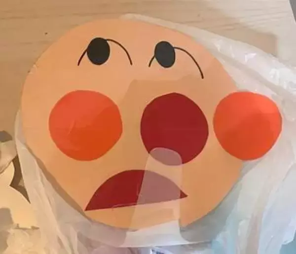 2歳娘のアンパンマンの切り絵が……センス抜群！「現実をよく見てる」「自由な発想で良いな」「こういう表情、1日に何回もある」