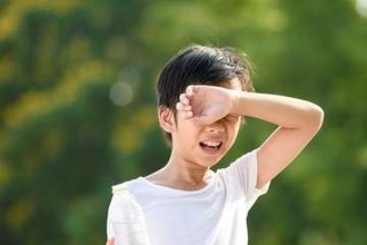 ママが準備する、子どもの登下校中の暑さ対策は？　「持たせたいのに」禁止されていて使えないグッズも……