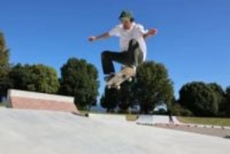 週末は公園でスケートボード、平日は……県職員！？　元プロが転職で実現「ずっと通いたくなる場所に」