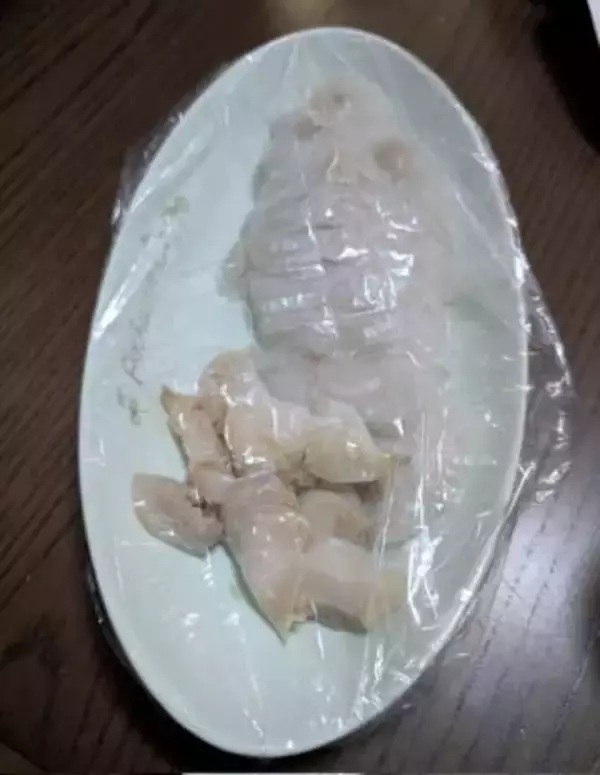 「何でシャワーキャップ、皿につけてんのさ！？」お笑い芸人の妻が実家のテーブルで見た光景に爆笑……実は？「出前とると、こういうの被せてあったなー」