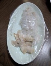 「何でシャワーキャップ、皿につけてんのさ！？」お笑い芸人の妻が実家のテーブルで見た光景に爆笑……実は？「出前とると、こういうの被せてあったなー」