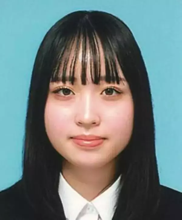 高校3年→大学4年で激変垢抜け　女子大生の証明写真、制服姿からメイクも服装も大人っぽく…4年間の努力に「尊敬します」