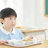 「「ナゲット1個だけだったよ」小3の息子が給食に不満　ママ友グループLINEでも話題　「無償化になって質が落ちたのかな」【元栄養士が解説】」の画像1