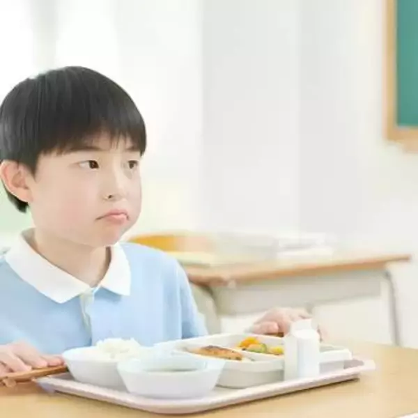 「ナゲット1個だけだったよ」小3の息子が給食に不満　ママ友グループLINEでも話題　「無償化になって質が落ちたのかな」【元栄養士が解説】