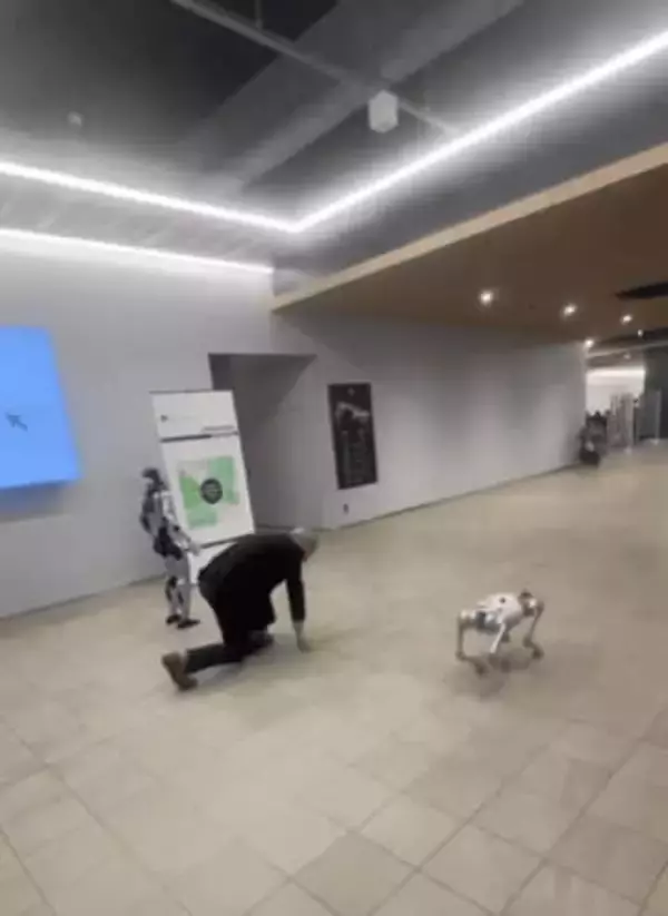 人間 VS ヒト型ロボット VS 犬型ロボットが、かけっこ勝負！ 大学の理工学部が企画した結果は……「ギックリ腰中のじぶんと同じ」「なんて可愛い」