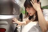 「車の傷、自分で直せるのはどこまで？　浅い擦り傷、ひっかき傷、ガリ傷で変わる判断基準　現役整備士が費用目安も解説」の画像1