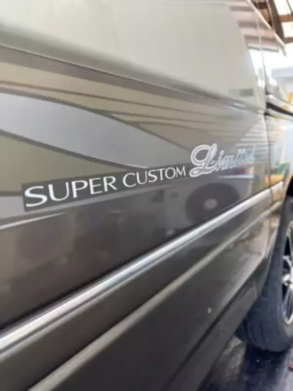 「独特な匂いするよね」灰皿、電動カーテン、回転する座席…豪華装備の90年代ハイエースが話題