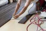 「「どこか一つでも止まると、みんなストップ」ナフサ不足が建築現場を直撃…床貼りボンドが欠品、防湿シートも品薄　大工歴36年の職人「死活問題」」の画像1