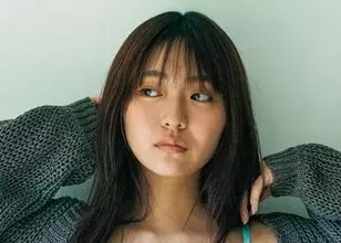 乱れた浴衣…しなやか肢体と大人ランジェリーが丸見え　豊田ルナさんが体現する「花火より激しい浴衣の夜」