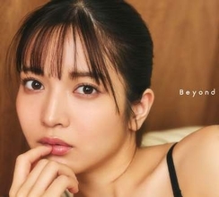 2年ぶりグラビアが大反響　黒嵜菜々子がアンコール登場　すらりと長い手足が映えるビキニに夢中