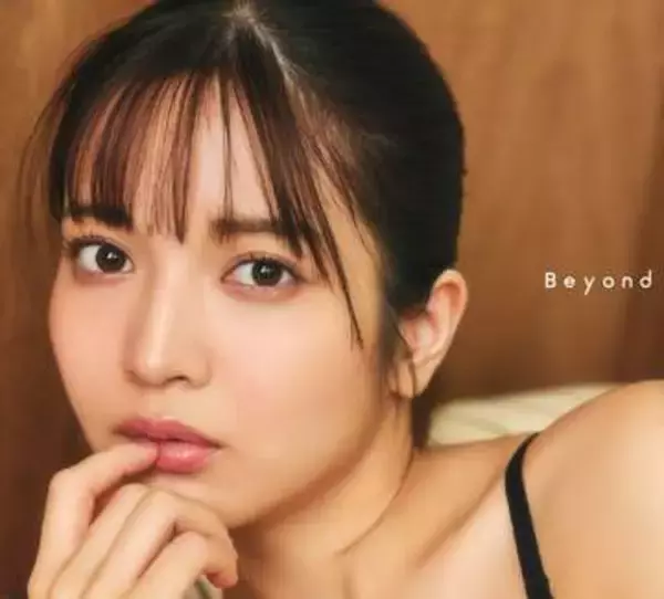 2年ぶりグラビアが大反響　黒嵜菜々子がアンコール登場　すらりと長い手足が映えるビキニに夢中