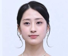 「ほぼすっぽんぽん」「お宝写真集、決定ですね」 27歳女優の極限セクシーショット　新作写真集は前回超えの限界露出