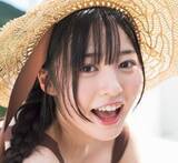 「麦わら帽子でお口をパァっ！砂浜ビキニでしっとり圧巻ボディ！19歳グラドルがぴょんぴょん躍動」の画像1