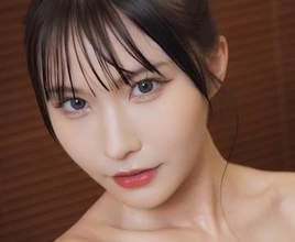 前も後ろもほぼ紐！下げすぎて美尻が丸見え　伊織芽衣のデジタル写真集は「えっちなお写真がたくさん」　紙版NGだった過激カットを厳選収録
