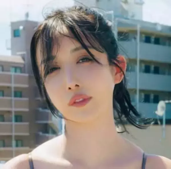 ゴールドビキニでM字開脚　Hカップのレースクイーンが屋上で大胆ポーズ　“奇跡のカラダ”を見せつけ