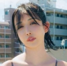 ゴールドビキニでM字開脚　Hカップのレースクイーンが屋上で大胆ポーズ　“奇跡のカラダ”を見せつけ